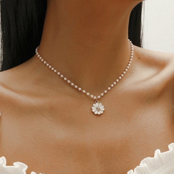 Candela | Elegante collar con colgante de margarita adornado con una perla