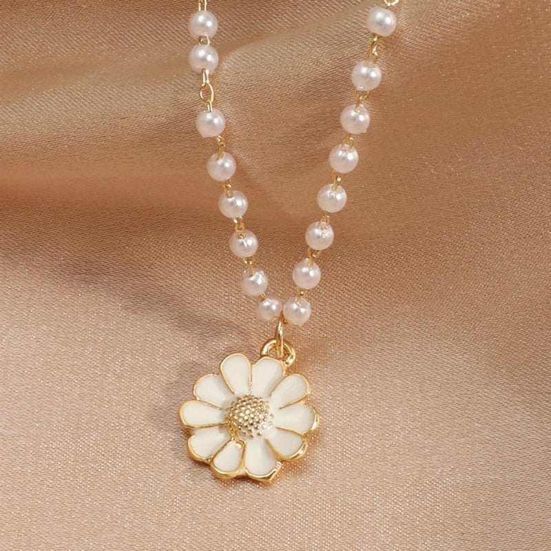 Candela | Elegante collar con colgante de margarita adornado con una perla