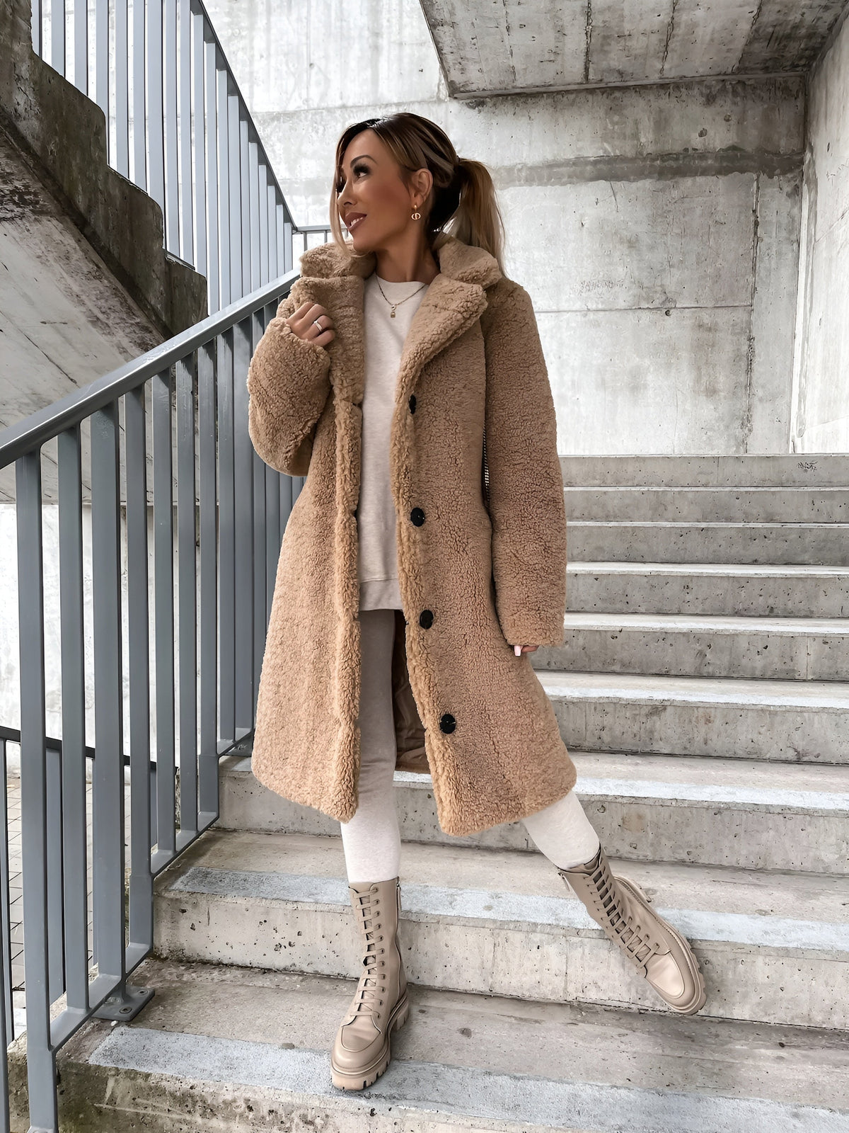 Eugenia | Abrigo largo de pelo suave con solapas