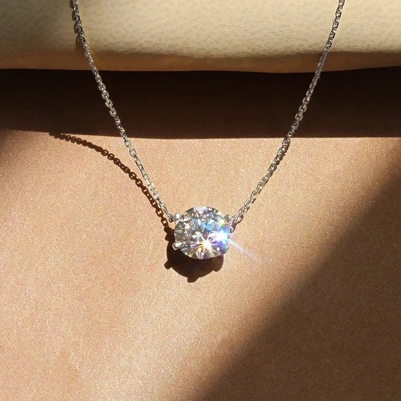 Naia | Elegante collar solitario adornado con un cristal brillante