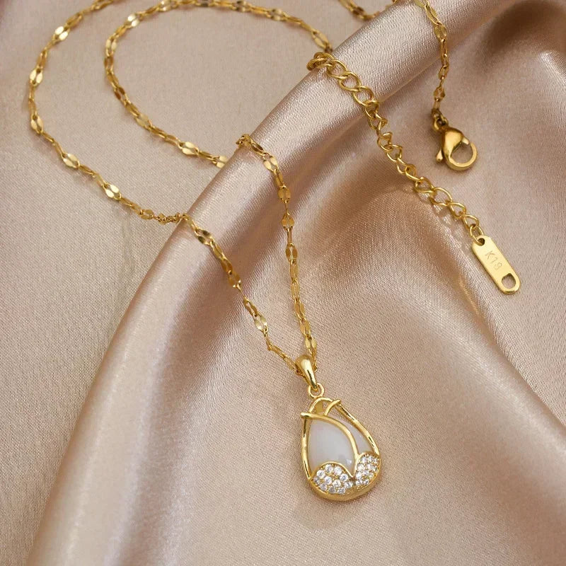 Rosa | Elegante collar con colgante de cristal rosa y detalles dorados