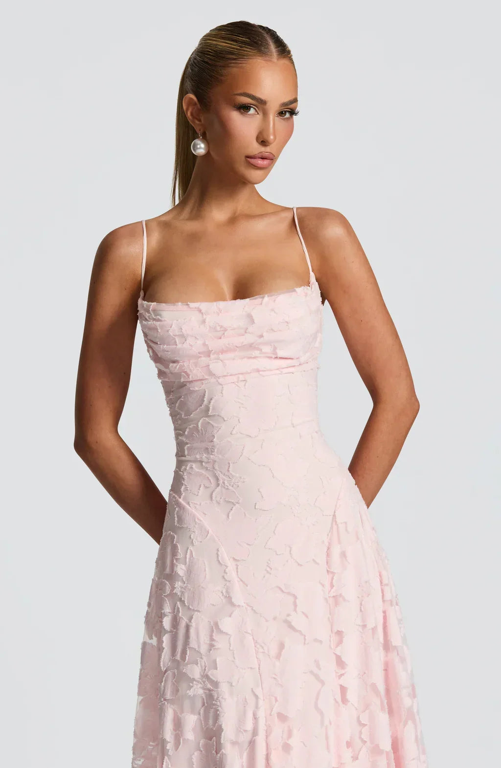 Amaia | Vestido Largo de Tirantes con Relieve Floral
