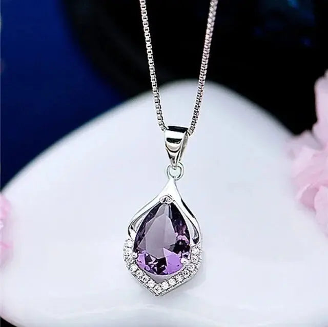 Lila | Collar refinado adornado con un cristal violeta brillante