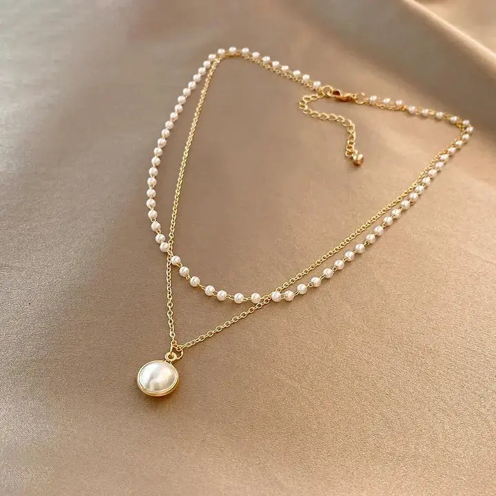 AUREA | Elegante collar dorado adornado con perlas
