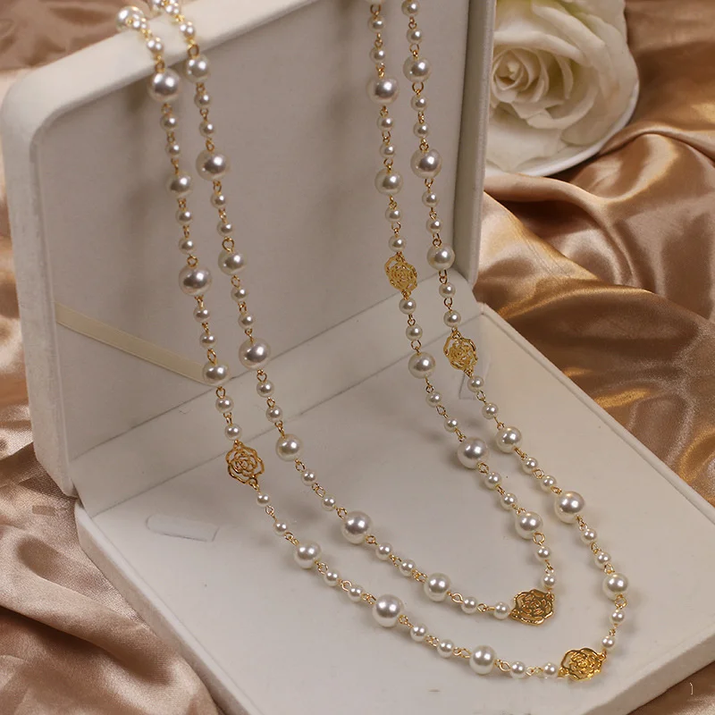 Dorotea | Elegante collar adornado con perlas doradas