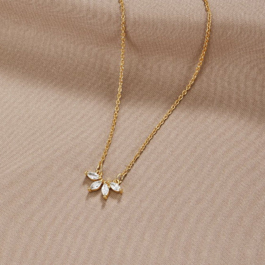 Laurel | Collar dorado adornado con una hoja de cristal brillante